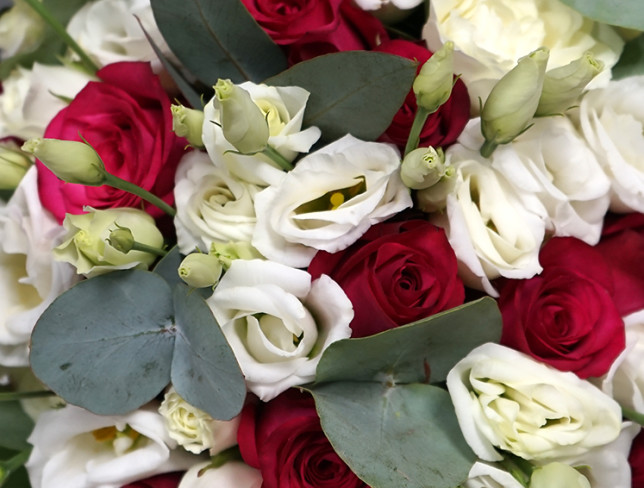 Букет невесты с красными розами, эустомой и эвкалипта Фото
